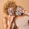 El uso de mascarillas faciales es una tendencia popular entre influencers
