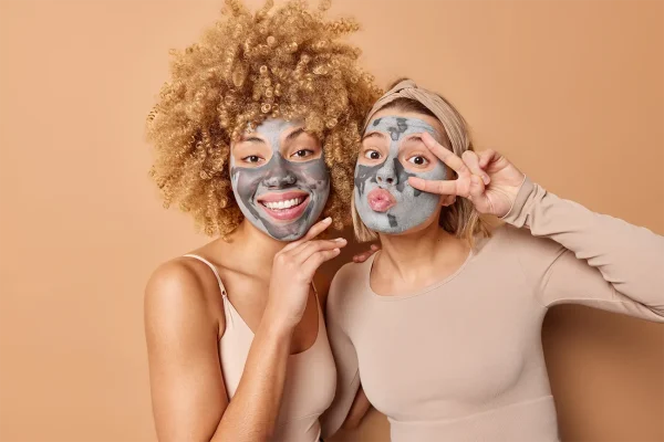 El uso de mascarillas faciales es una tendencia popular entre influencers